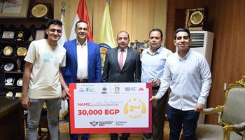 رئيس جامعة بني سويف يكرم الطلاب الفائزين بالمركز الثاني في مسابقة رالي مصر لريادة الأعمال 