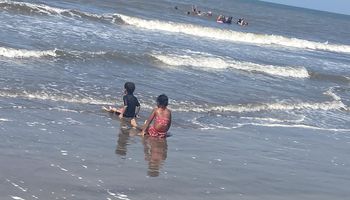 رغم ظاهرة «زَبَد البحر».. المصطافون يستمتعون بالأجواء الصيفية بـشاطئ بورسعيد