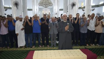 محافظ بورسعيد يتقدم صفوف المشيعين لجنازة شقيقة رئيس النادي المصري ببورسعيد 