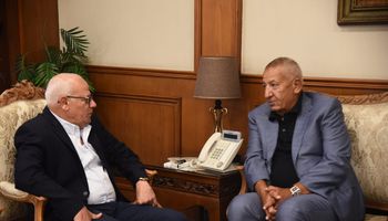 محافظ بورسعيد يجدد دعمه للنادي المصري بالموسم الجديد