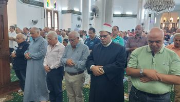 محافظ بورسعيد يشارك المواطنين صلاة الغائب على شهداء  المغرب وليبيا عقب صلاة الجمعة 
