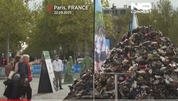 هرم أحذية في «باريس» للتوعية بخطورة «الألغام»