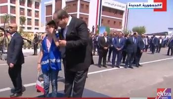 الرئيس السيسي يُقبل رأس طفلة تبكي أثناء جولته ببني سويف