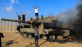 فلسطينيون فوق دبابة ميركافا