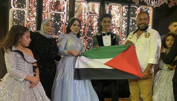 أنا دمــي فلســطيني.. عروسان يحتفلان بزفافهما رافعين علم فلســطين في بورسعيد