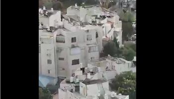 اشتعال النار في مبنى قصفته المقاومة الفلسطينية بتل أبيب