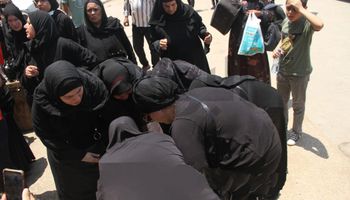 إغماء زوجة الفنان محمد بطاوي أثناء تشييع جنازته 