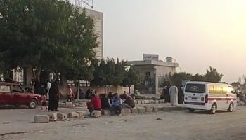 اهالي ضحايا الطريق الصحراوي ينتظرون امام المستشفيات 