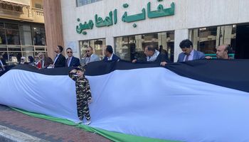 بأطول علم لفلسطين.. وقفة تضامنية للمحامين في بورسعيد مع الشعب الفلسطيني