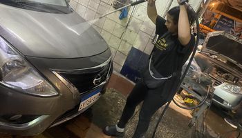 تقى صغيرة بورسعيدية تعمل فى غسيل السيارات 
