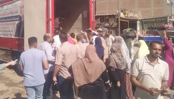توزيع سكر  بمركز ناصر ببنى سويف بمبادرة تخفيض السلع الغذائية والأساسية 