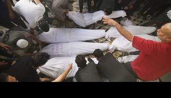 دفن عشرات الجثث المجهولة بمقابر جماعية في غزة