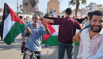 عجوز يقطع 50 كليو علي دراجة هوائية من أجل دعم فلسطين بالإسماعيلية 