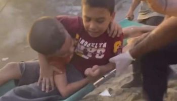 رسالة مؤثرة من طفلين فلسطينين بعد إنقاذهما من تحت الركام
