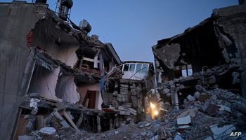 شاب فلسطيني يبحث عن أهله تحت الأنقاض
