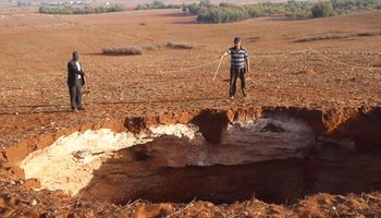 ظهور حفرة مُخيفة في المغرب بعد الزلزال المدمر