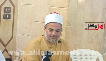 قطة تُداعب إمام مسجد بالمنوفية