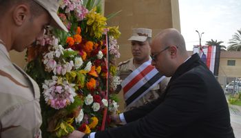  محافظ بنى سويف يضع إكليل الزهورعلى النصب التذكاري للشهداء 