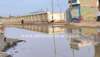 مدرسة العزب الابتدائيه تسبح في بركة مياة الصرف الصحي بالفيوم 