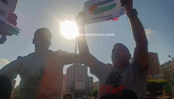 عادل شكل يقود مظاهرة تضامنية مع فلسطين بالإسكندرية