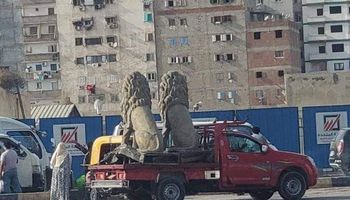 نقل تمثالين أسدين يثير الجدل بالإسكندرية