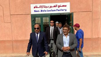وزير قطاع الاعمال اثناء تفقده مصانع شركة مصر للمستحضرات الطبية 