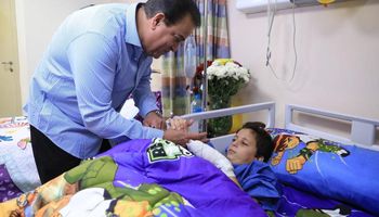 وزير الصحة مع الطفل الفلسطيني «عبدالله الكحيل»