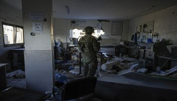 الجيش الإسرائيلي داخل المستشفى