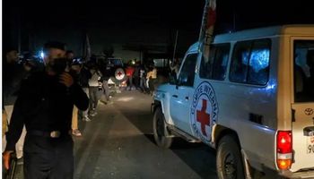 تسليم 10 محتجزين في غزة للصليب الأحمر