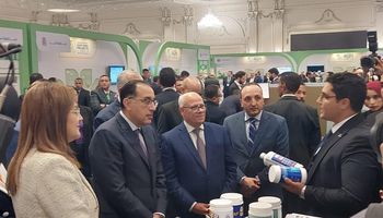 رئيس الوزراء يشيد بجناح بورسعيد في «المشروعات الخضراء»
