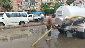رفع مياه الأمطار من شوارع المحافظة 