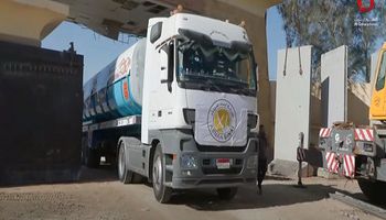 شاحنات وقود تعبر غزة