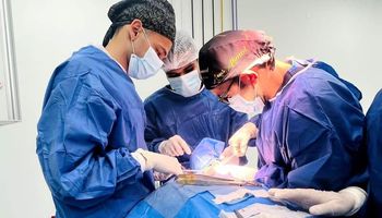 عمليتين جراحتين لمريضة لرد وتثبيت كسور الفك السفلي بالشرائح والمسامير بالفم بإهناسيا التخصصي 