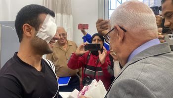 محافظ بورسعيد يقدم الورود لمصابي غزة بمستشفى الرمد