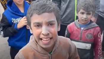 .. طفلان فلسطينيان يودعان شقيقهما الصغير