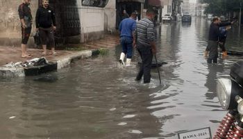 إصلاح خط المياه العمومى بمنطقة الصفا بحي الضواحي 