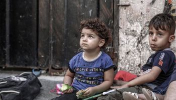 اطفال غزة ينامون جوعي ويصحون جوعى 
