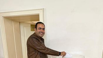 الدكتور محمود حسين الإدلاء بصوته في مقر السفارة المصرية في اليونان