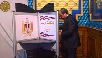 الرئيس السيسي يدلي بصوته في النتخابات الرئاسية