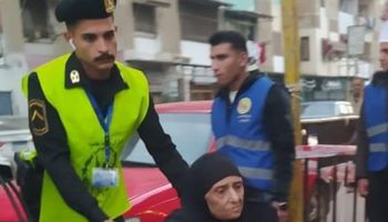 الشرطة تساعد كبار السن للوصول الي اللجان ببورسعيد 