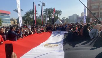 بأطول علم مصر.. مسيرة حاشدة أمام لجنة انتخابية ببورسعيد للمشاركة بالانتخابات الرئاسية في يومها الأخيرة