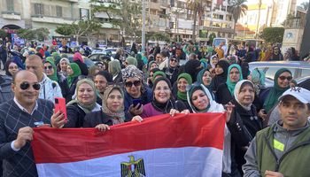 بالأعلام.. وكيل وزارة التعليم ببورسعيد تقود مسيرة حاشدة من المعلمين للمشاركة في الانتخابات الرئاسية