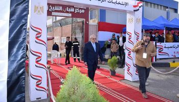 رئيس جامعة القاهرة يدلي بصوته في الانتخابات الرئاسية