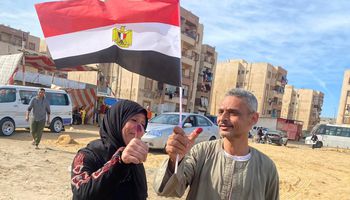 رافعين علم مصر سيدات بورسعيد يتصدرن المشهد امام اللجان الانتخابية 