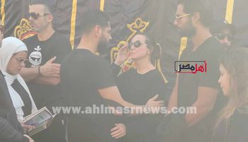 ريهام عبد الغفور في جنازة والدها