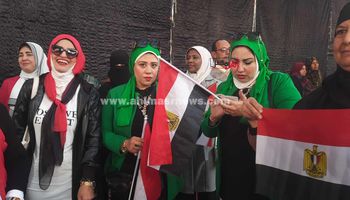سيدات ترتدي علم مصر