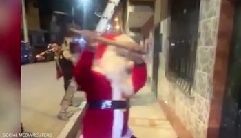 شرطي يتنكر في زي بابا نويل للقبض على تجار المخدرات