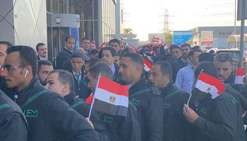 عشرات المصريين يحتشدون أمام السفارة المصرية بالكويت