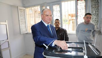 محافظ القاهرة يدلي بصوته في انتخابات الرئاسة