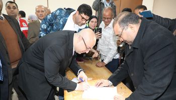 محافظ بنى سويف يُدلي بصوته في أول أيام الانتخابات الرئاسية بمقر لجنة المغتربين 